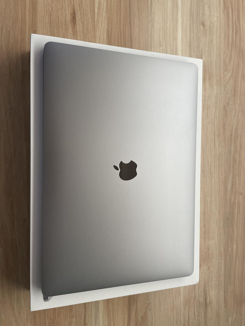 MacBook Pro 2019 - 16", color Gray