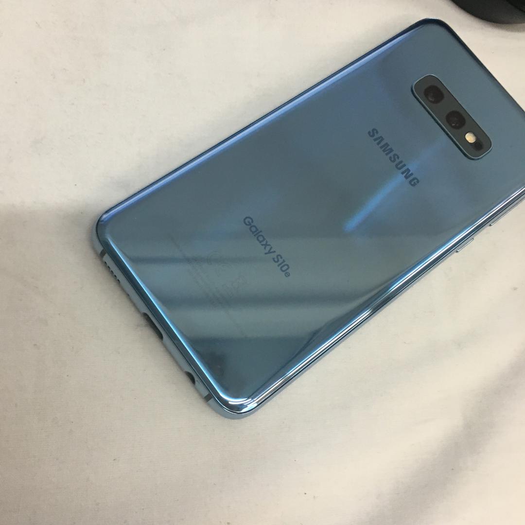 Samsung Galaxy S10e, color Blue