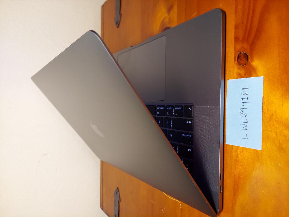 MacBook Pro 2019 - 16", color Gray