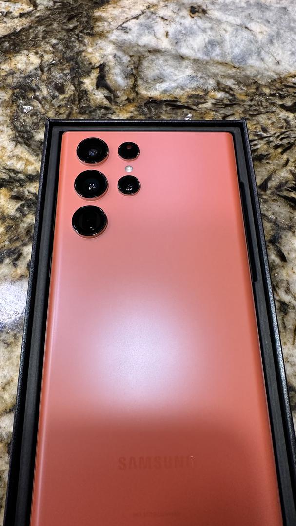 Samsung Galaxy S22 Ultra, color Red