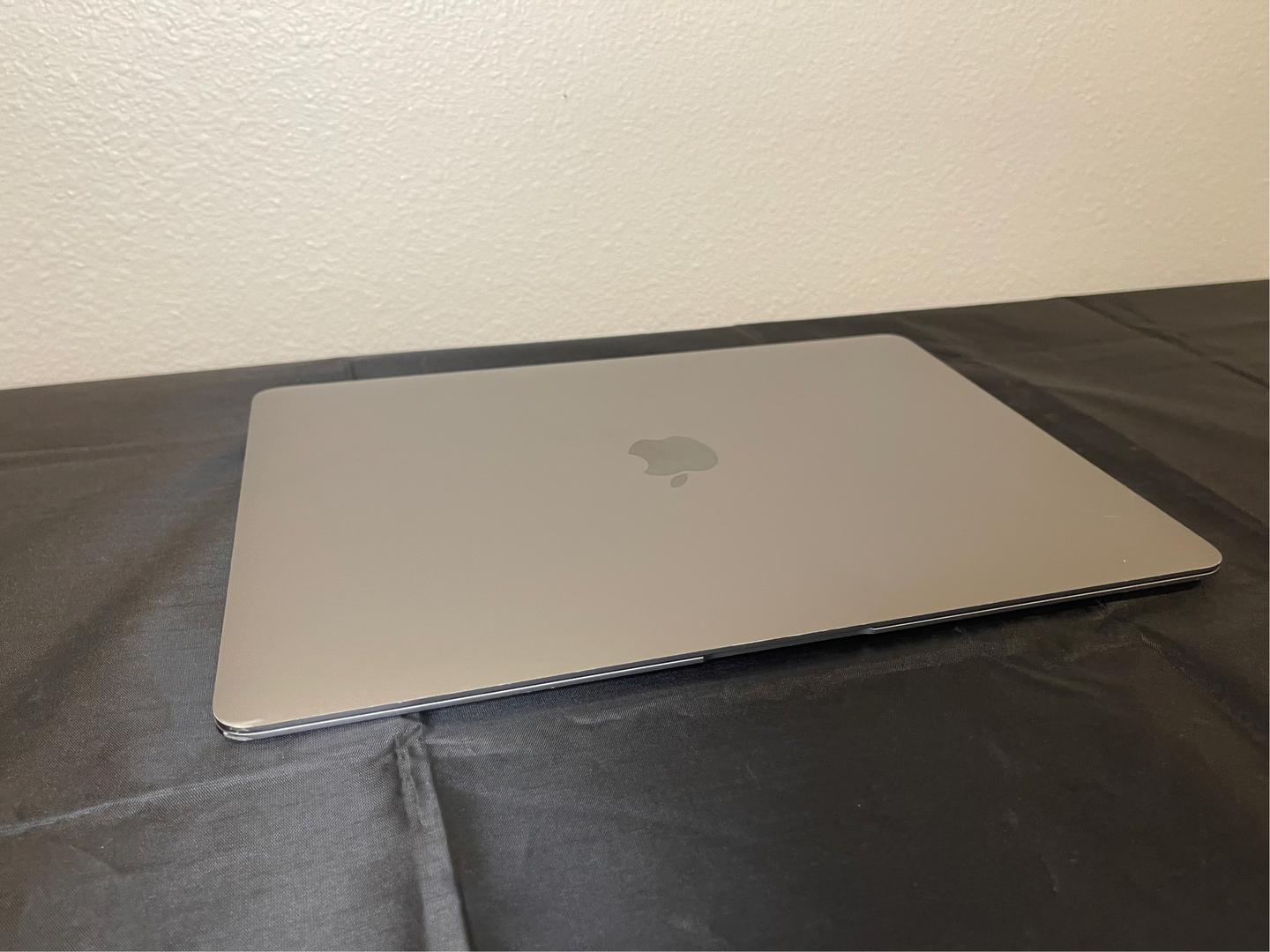 MacBook Air 2018 - 13", color Gray
