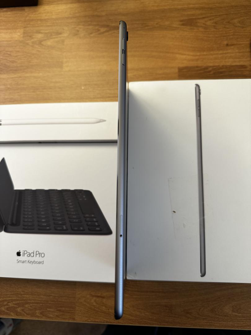 Apple iPad Pro 9.7", color Gray