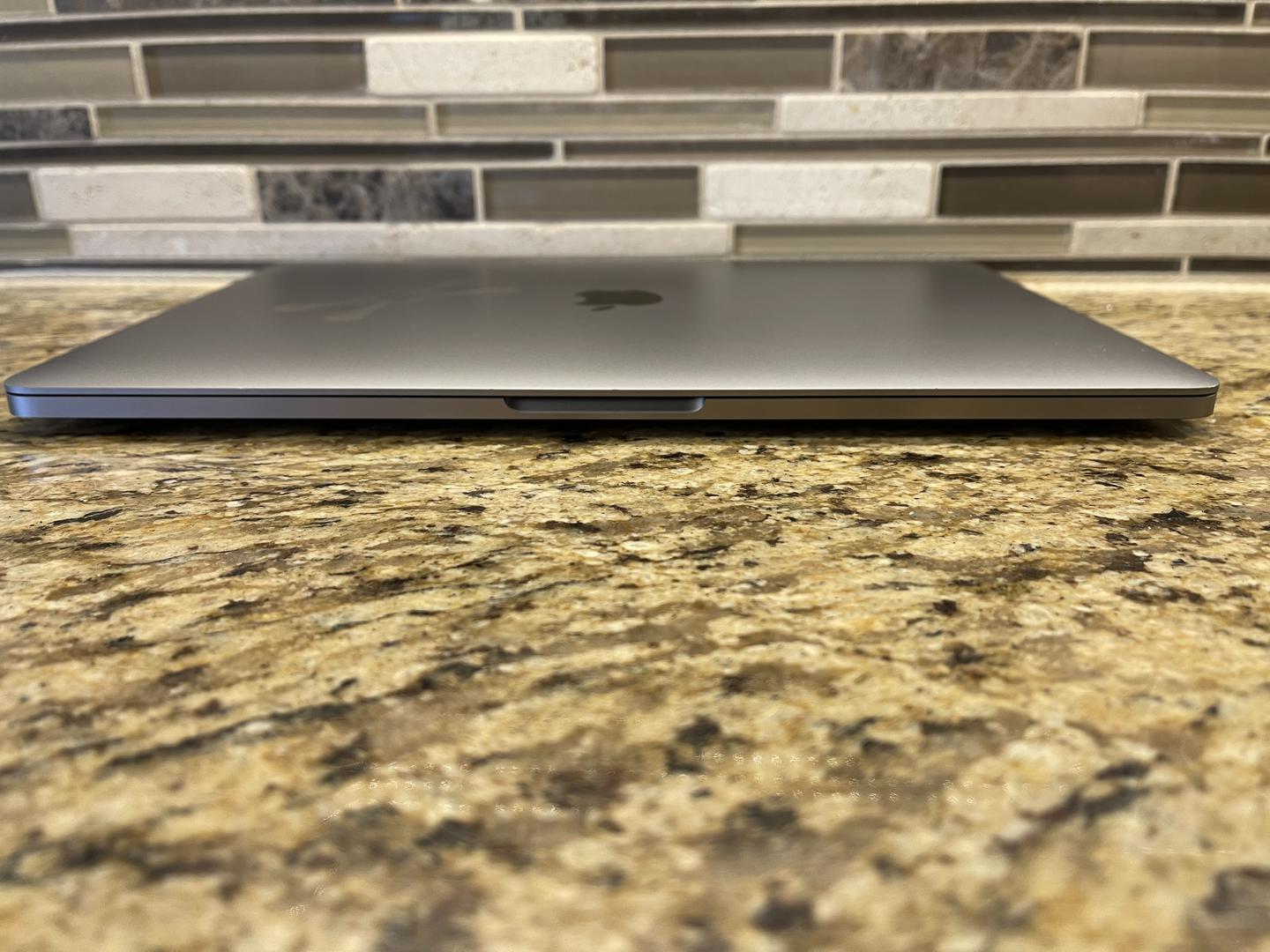 MacBook Pro 2019 - 13", color Gray