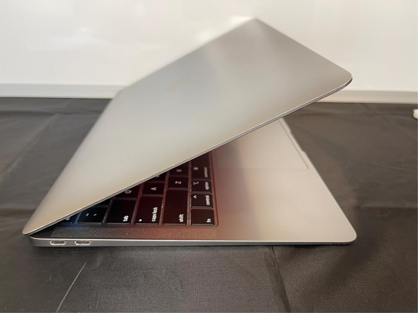 MacBook Air 2018 - 13", color Gray