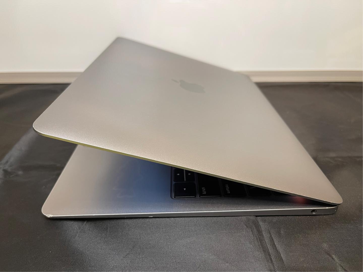 MacBook Air 2018 - 13", color Gray