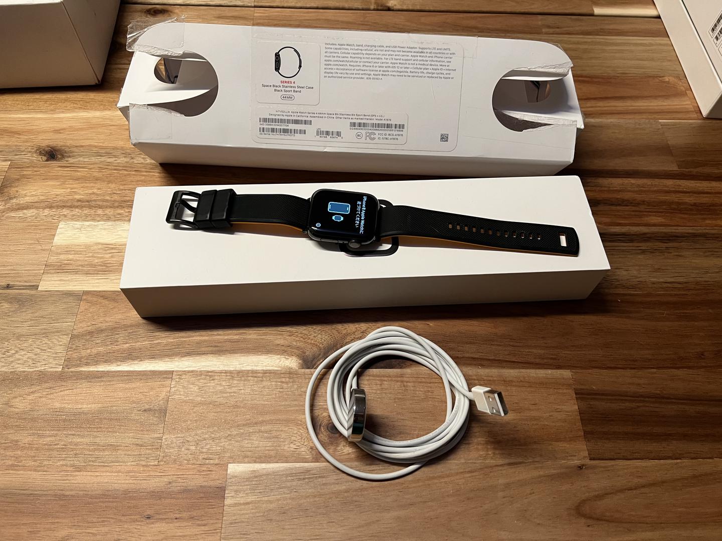 Apple Watch Series 4 44mm, color Black