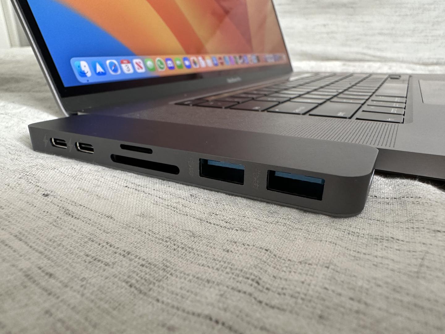 MacBook Pro 2019 - 16", color Gray