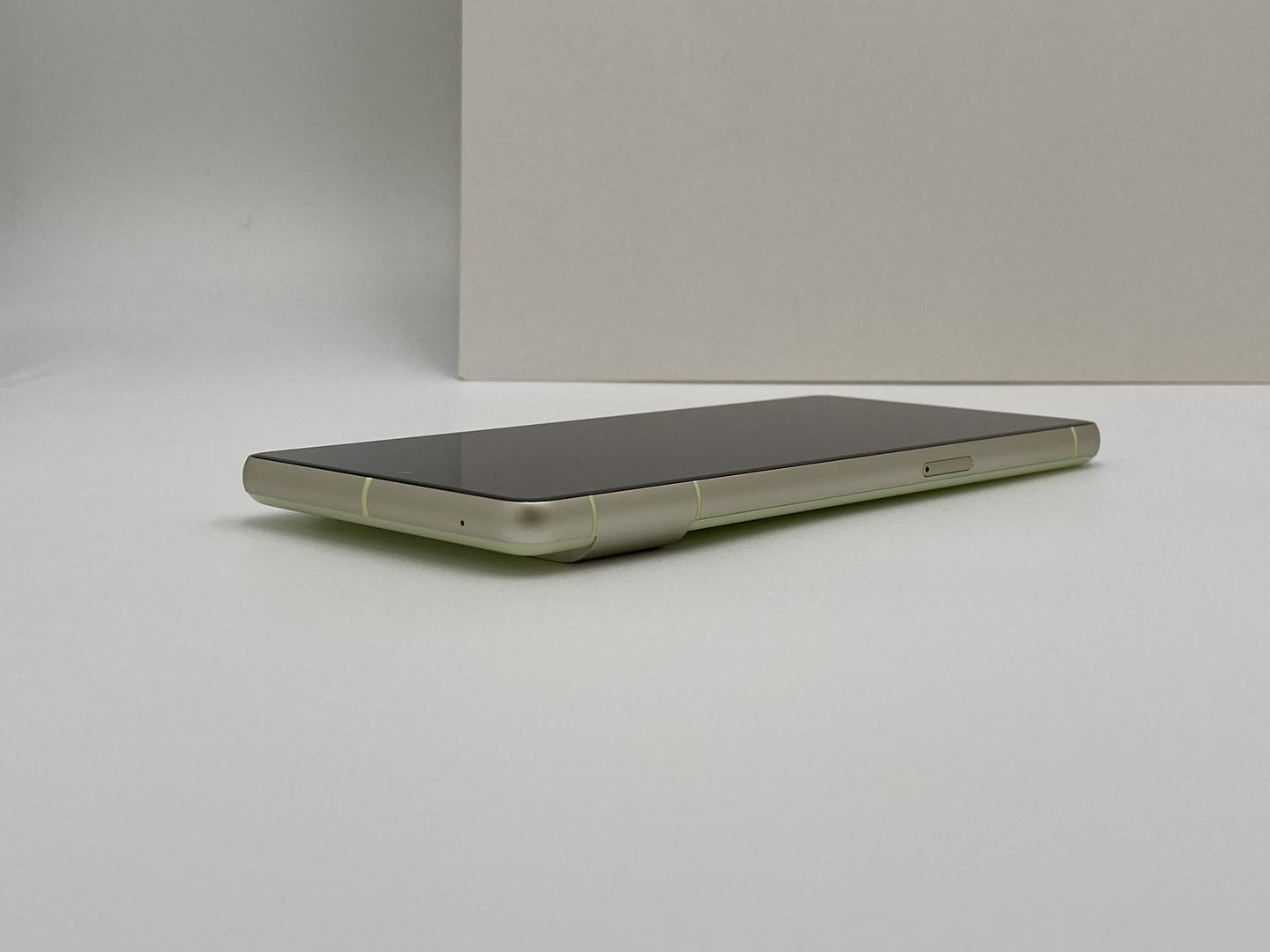 Google Pixel 7, color Lemongrass
