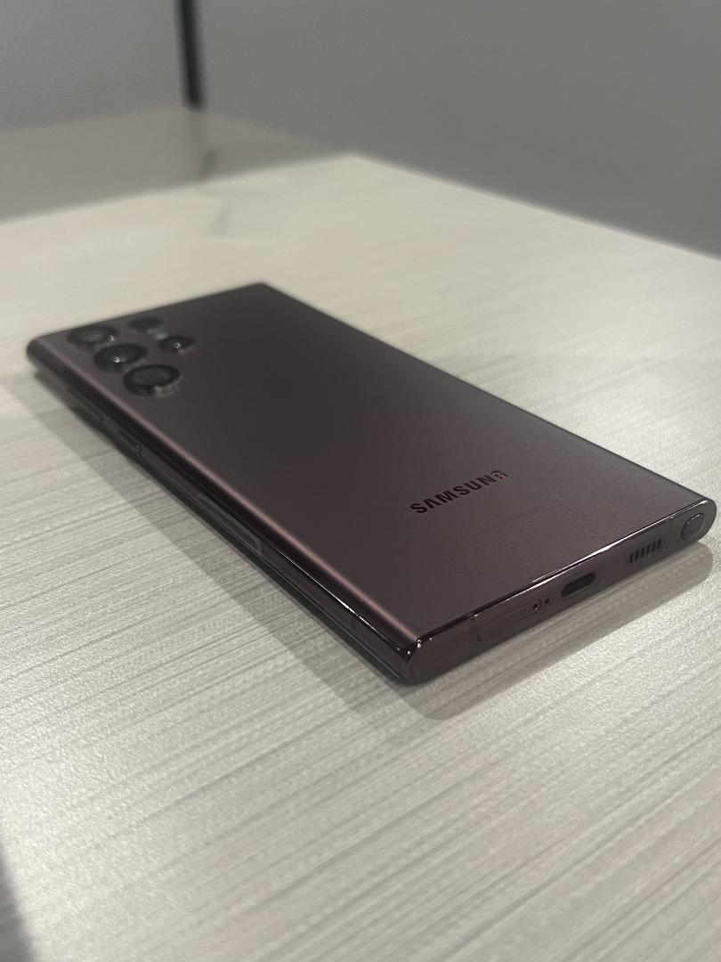 Samsung Galaxy S22 Ultra, color Burgundy