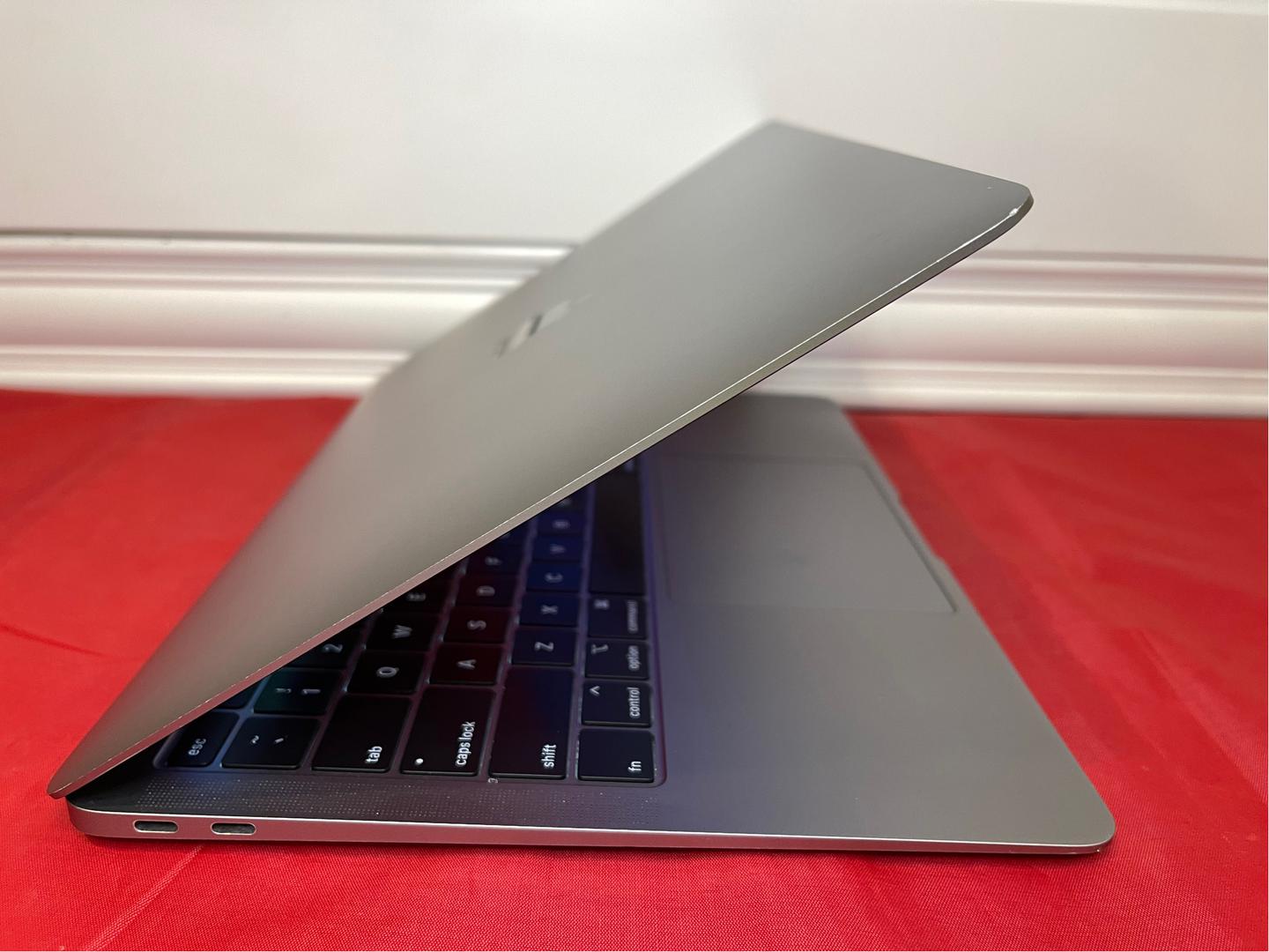 MacBook Air 2018 - 13", color Gray