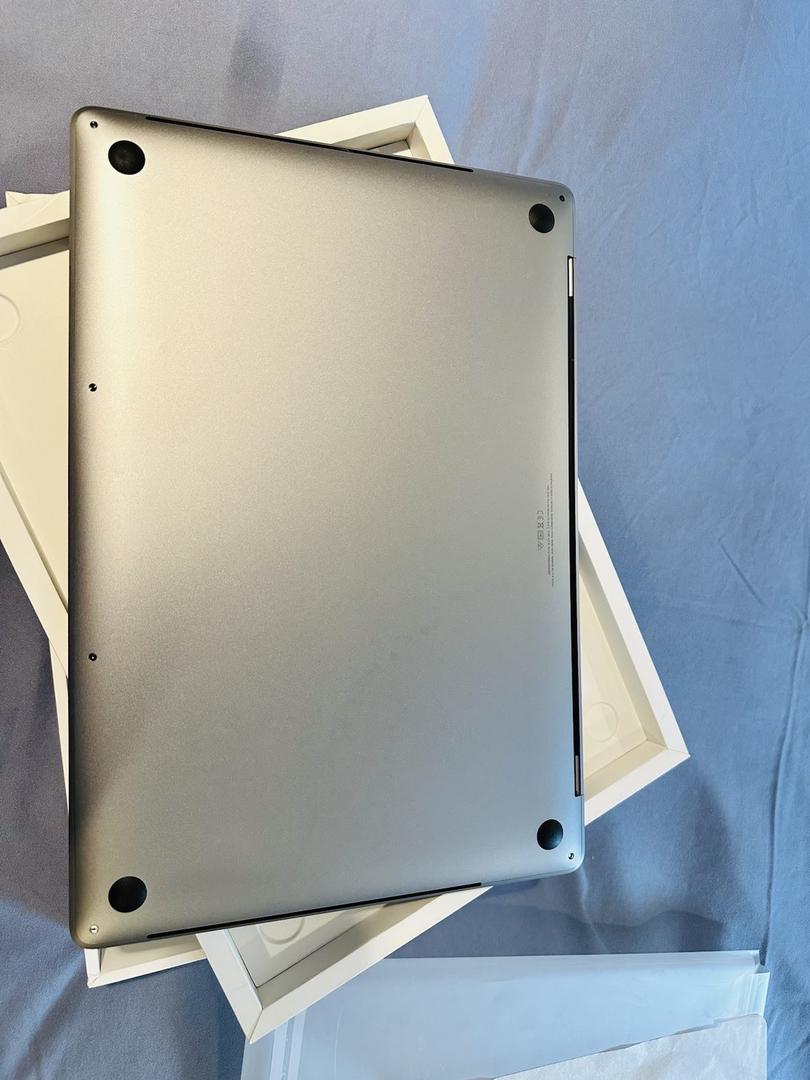 MacBook Pro 2019 - 16", color Gray