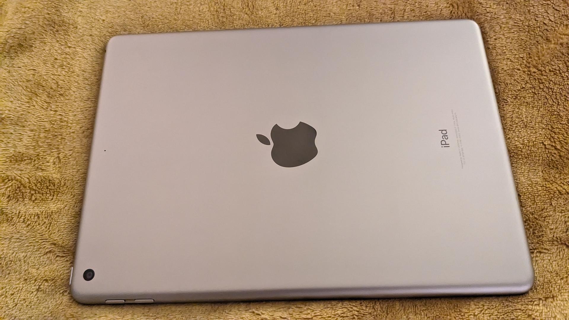 Apple iPad 5th Gen, color Gray