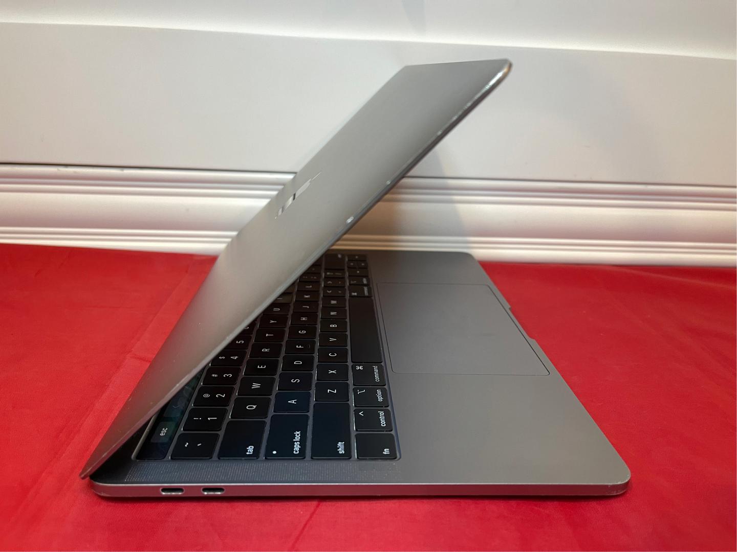 MacBook Pro 2019 - 13", color Gray
