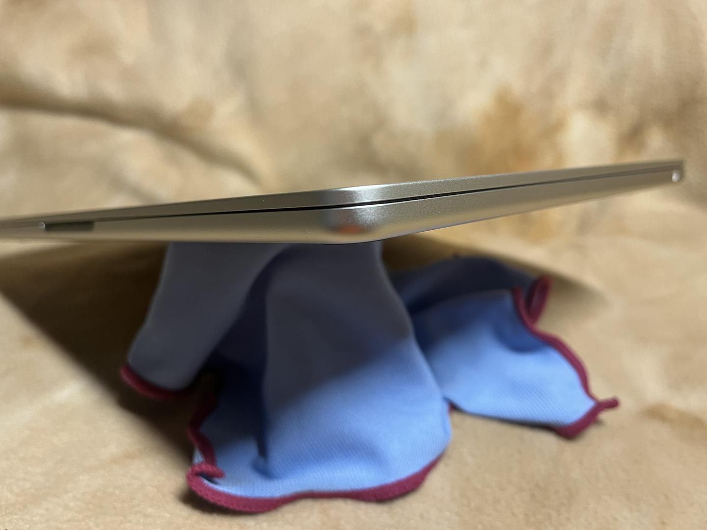 MacBook Air 2022 - 13", color Starlight