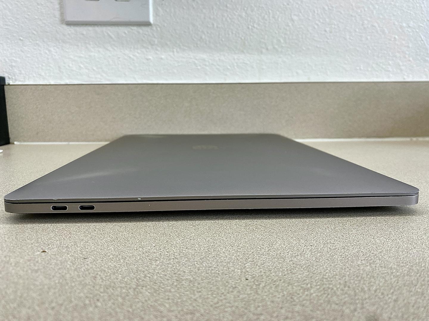 2016 MacBook Pro シルバー Apple MacBook Pro 13