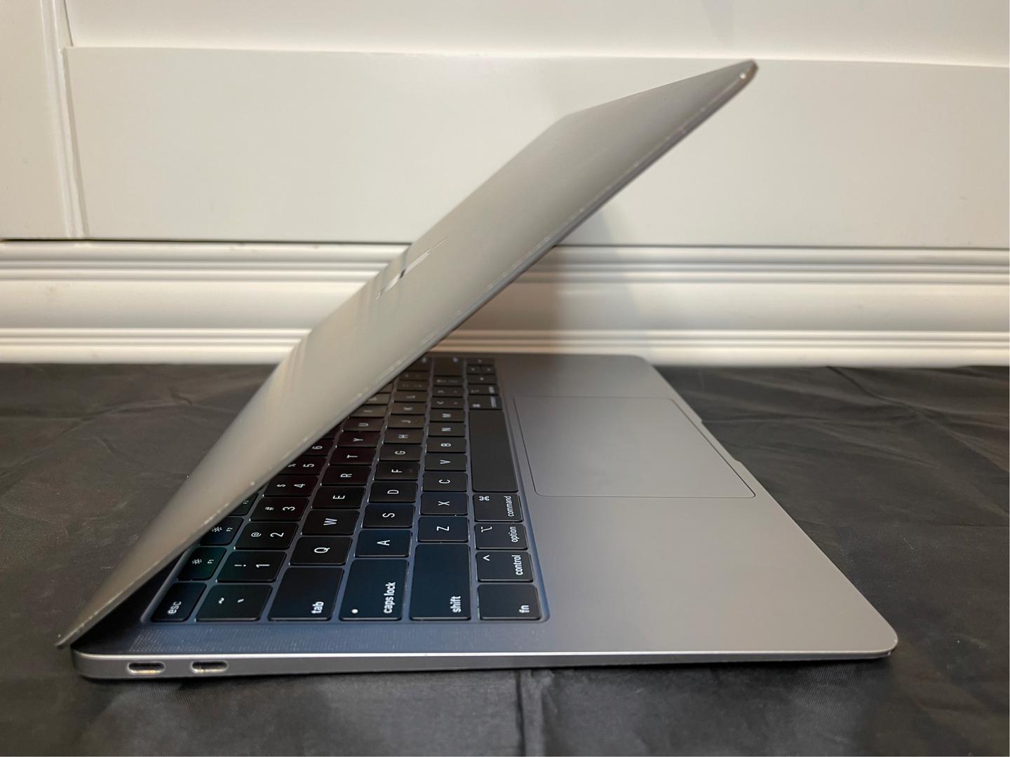 MacBook Air 2019 - 13", color Gray