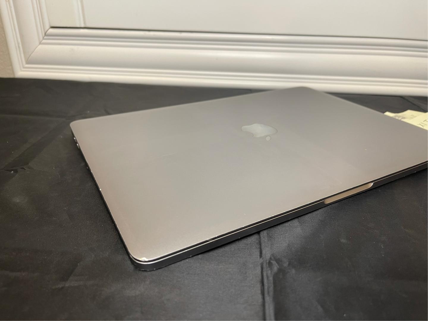 MacBook Pro 2019 - 13", color Gray