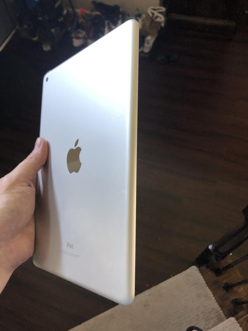 Apple iPad 5th Gen, color Silver