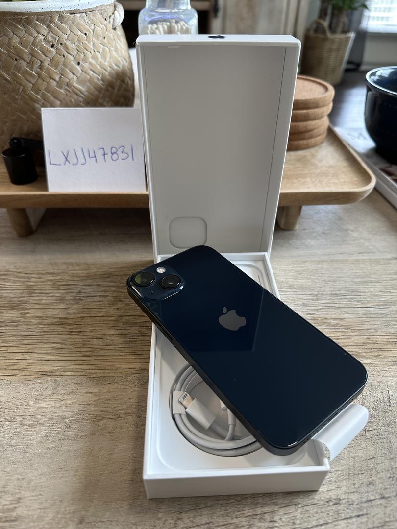 Apple iPhone 13, color Midnight