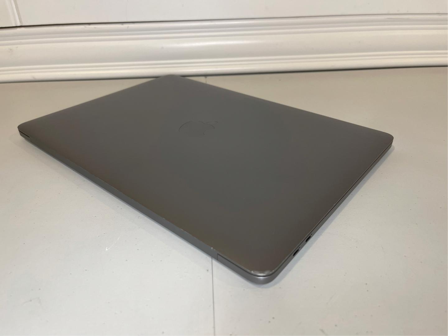 MacBook Pro 2019 - 13", color Gray