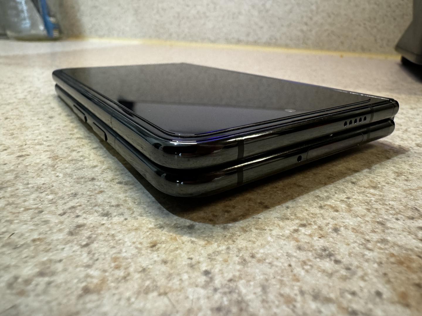 Google Pixel Fold, color Obsidian