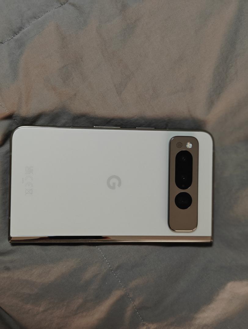 Google Pixel Fold, color Porcelain