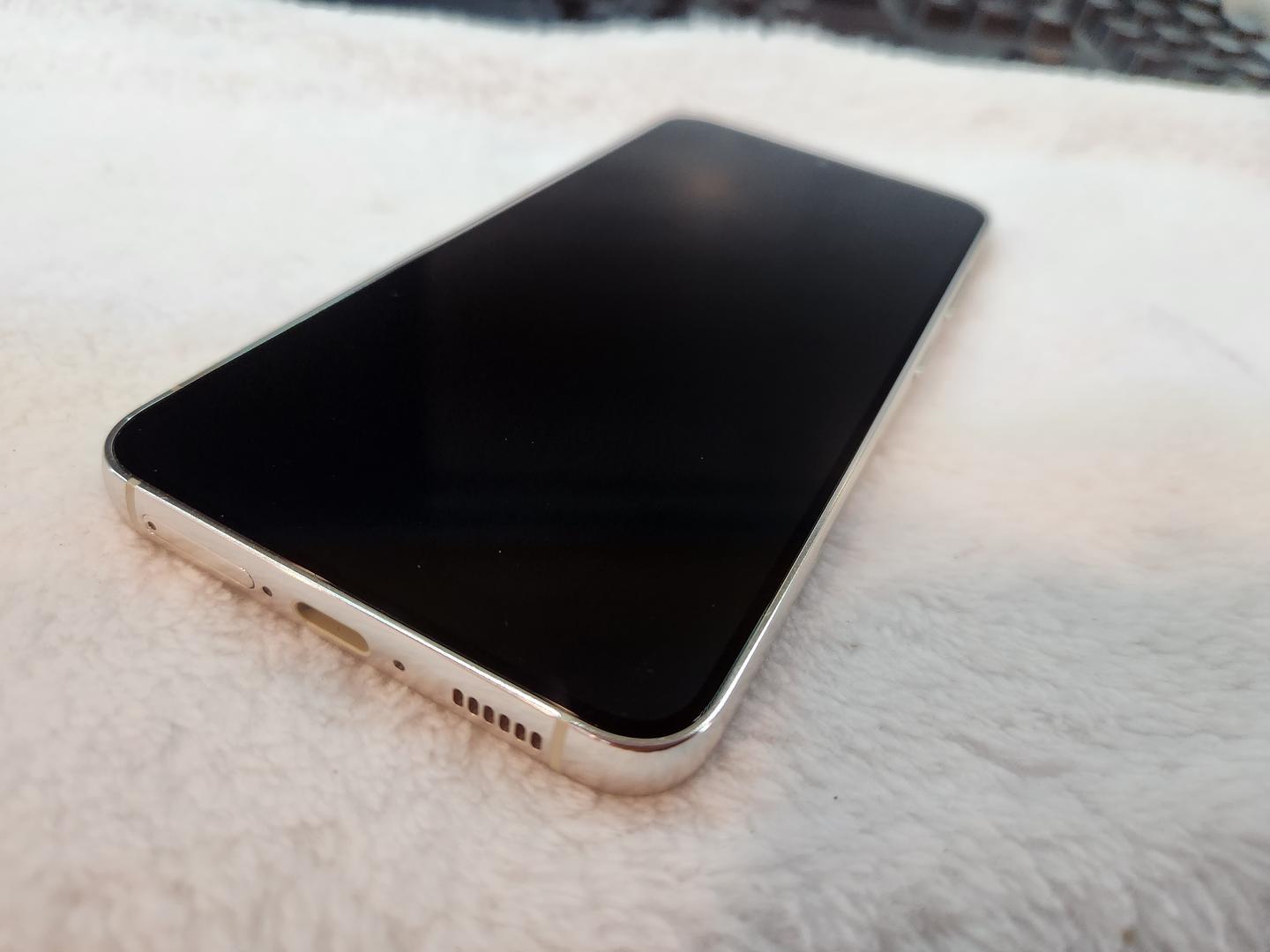 Samsung Galaxy S23, color Cream