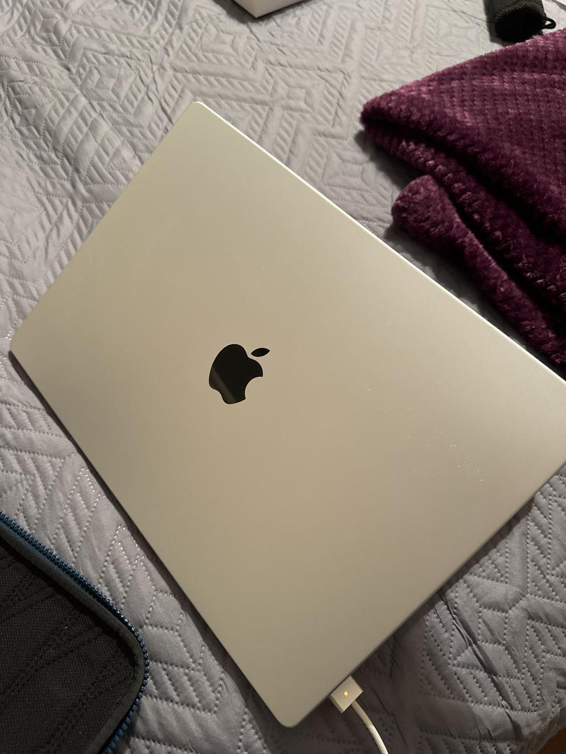 MacBook Pro 2021 - 16", color Silver