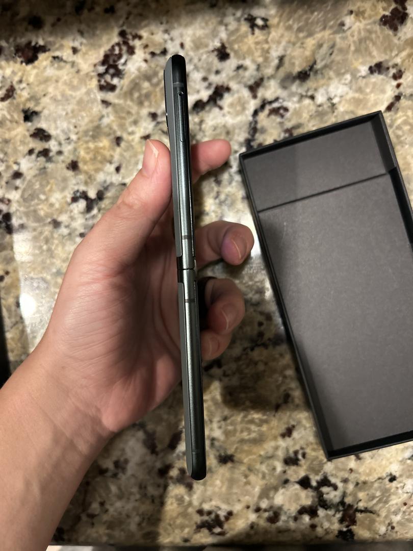 Motorola Razr (2023), color Sage