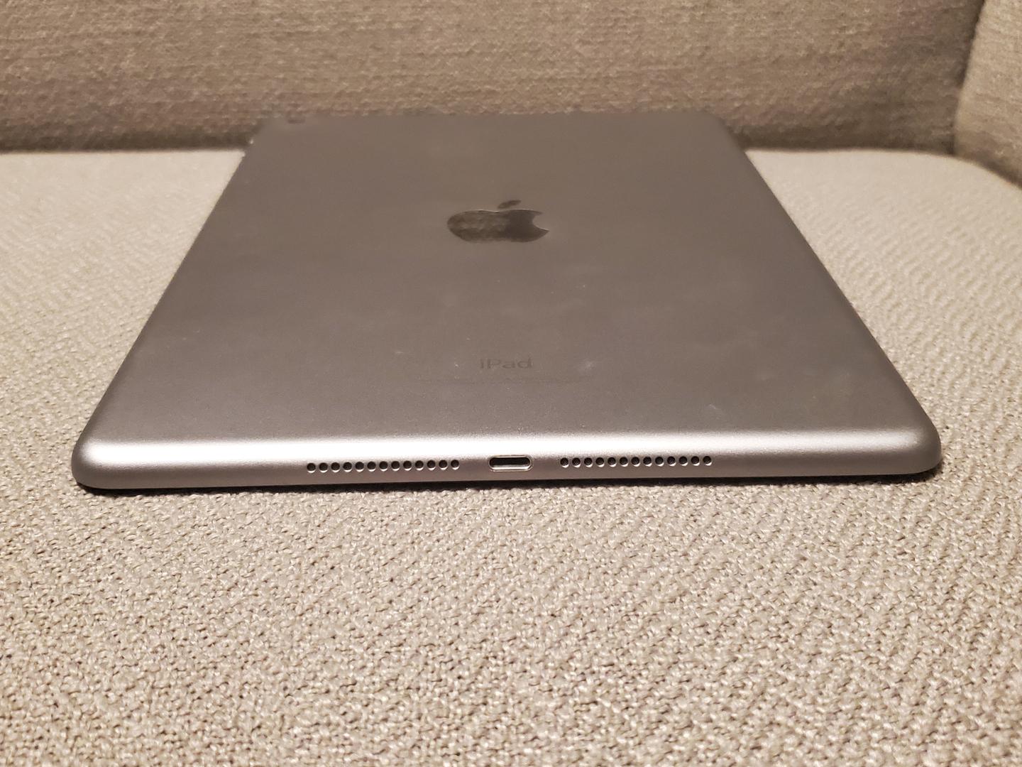 Apple iPad 6th Gen, color Gray
