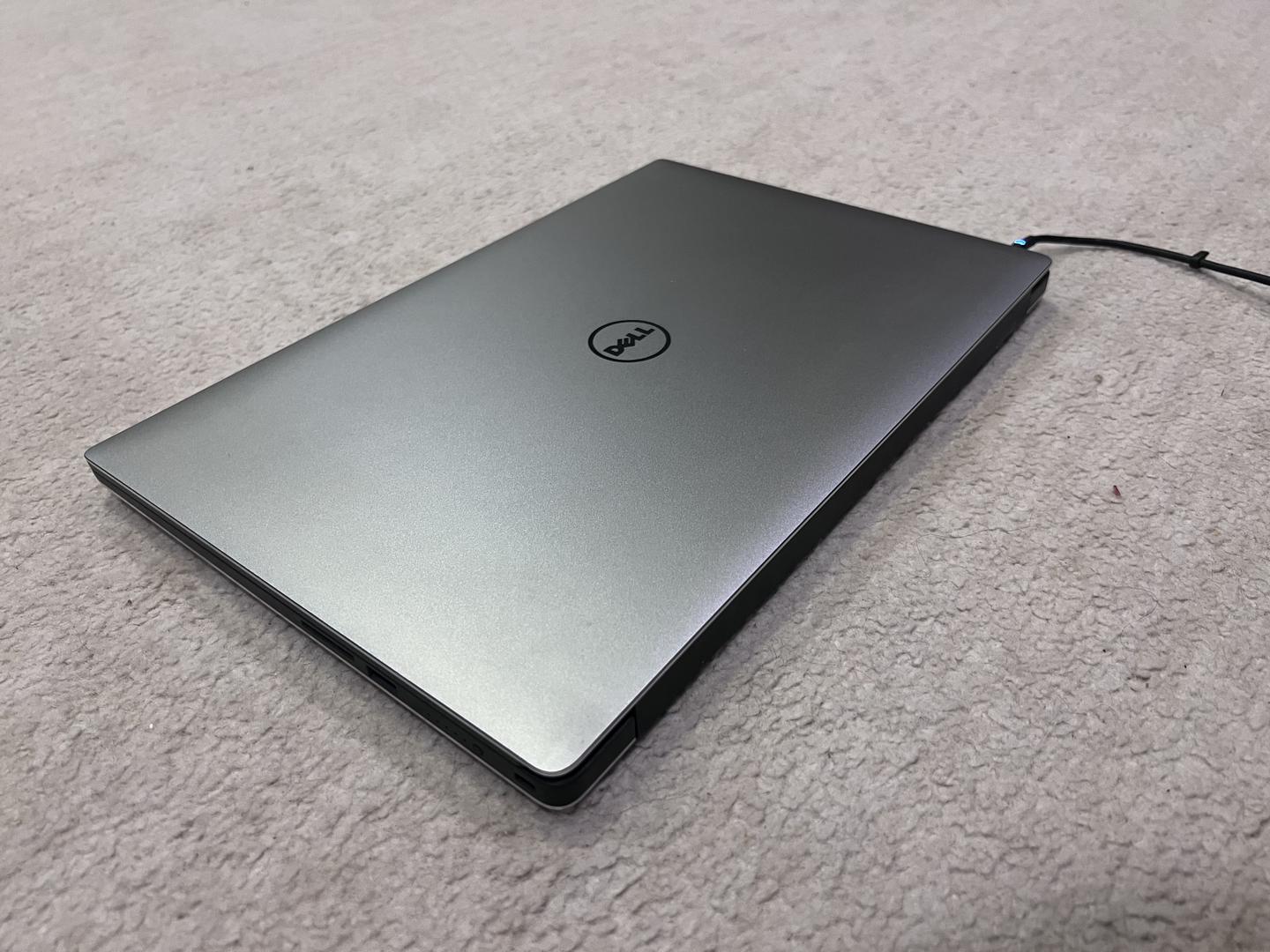 Dell XPS 15 9560 (2017), color Silver