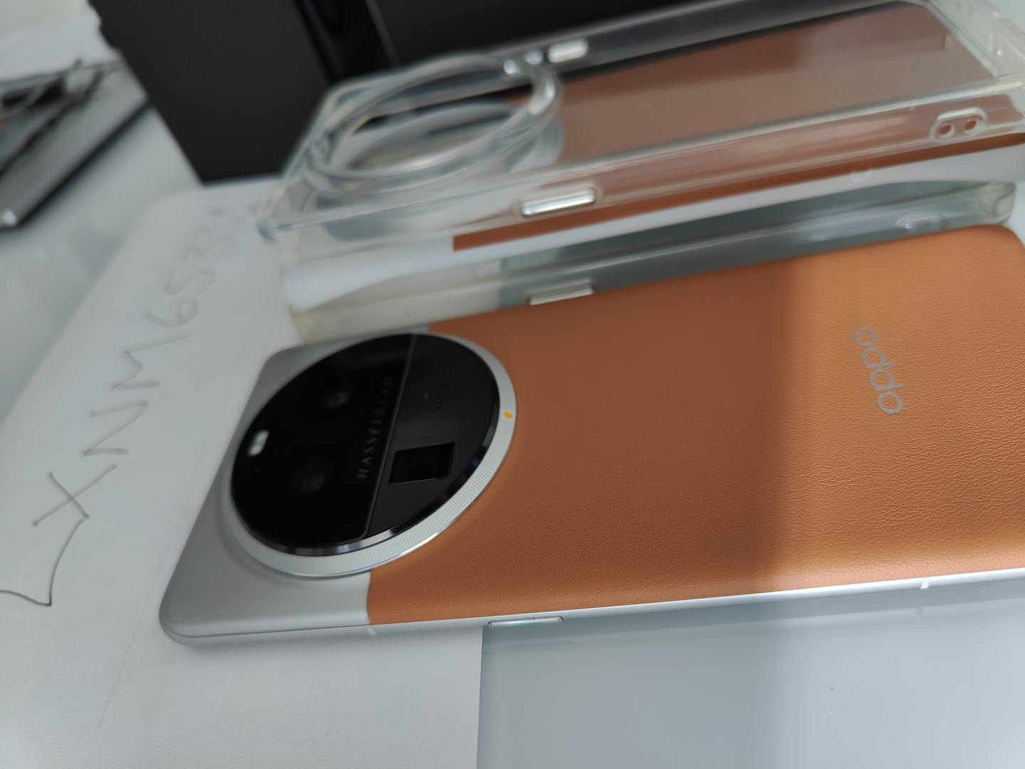 Oppo Find X6 Pro, color Brown