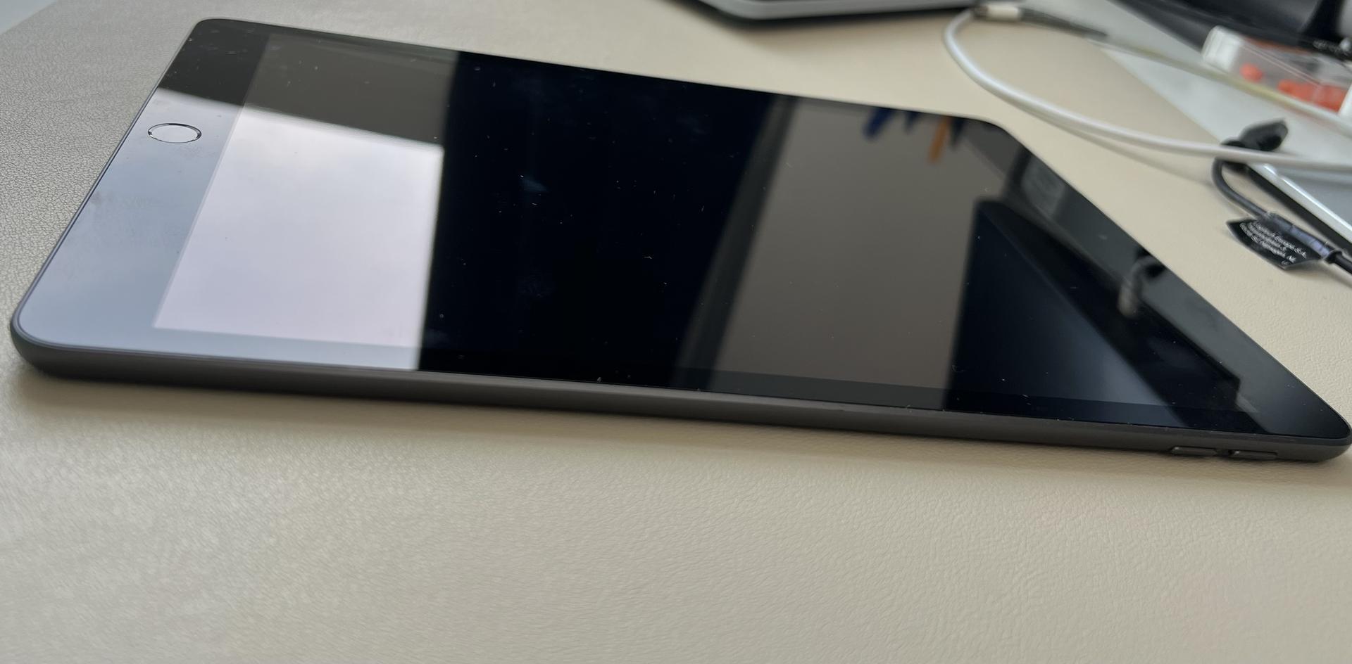 Apple iPad 7th Gen, color Gray