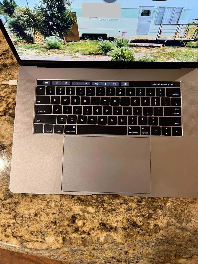 MacBook Pro 2016 (With Touch Bar) - 15 inch - Guide, Specs