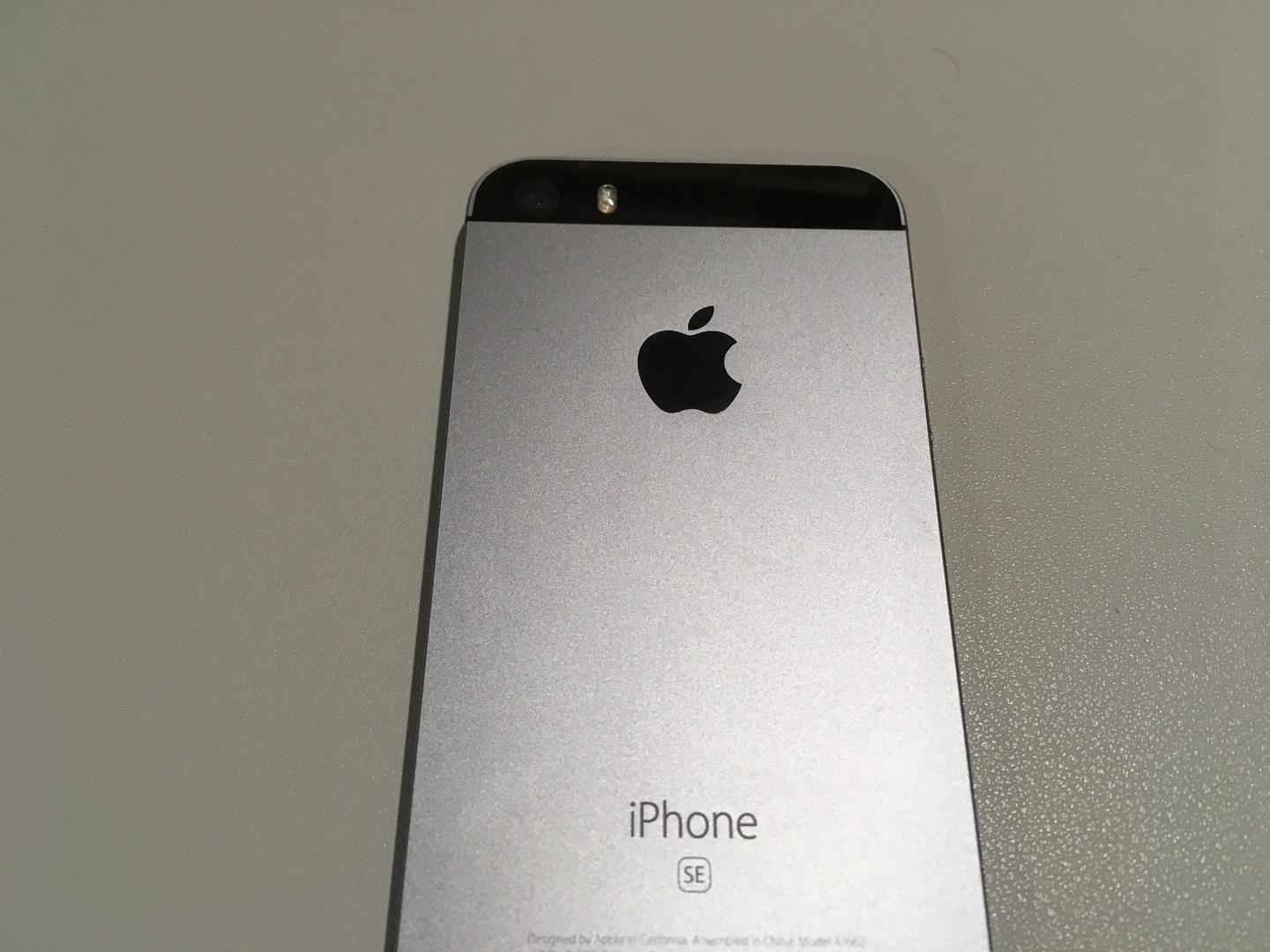 Apple iPhone SE 1st Gen 2016, color Grey