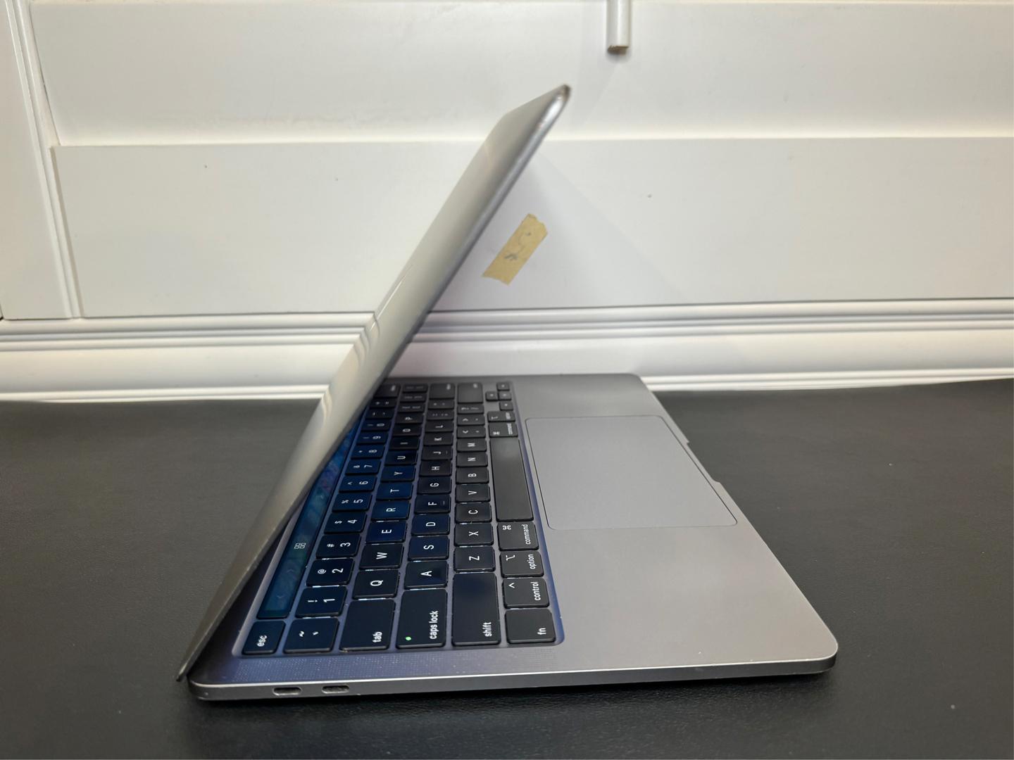 MacBook Pro 2020 - 13", color Gray