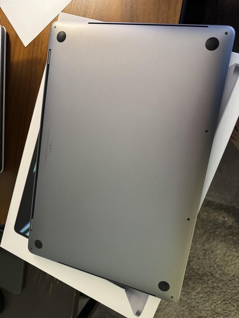 MacBook Pro 2019 - 16", color Gray