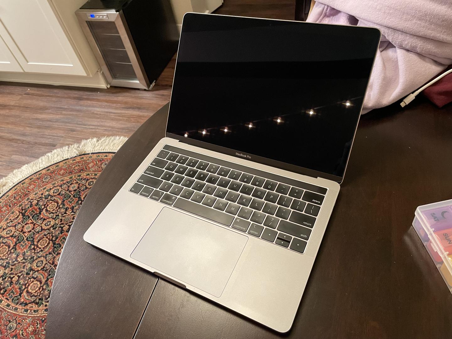 MacBook Pro 2019 - 13", color Gray