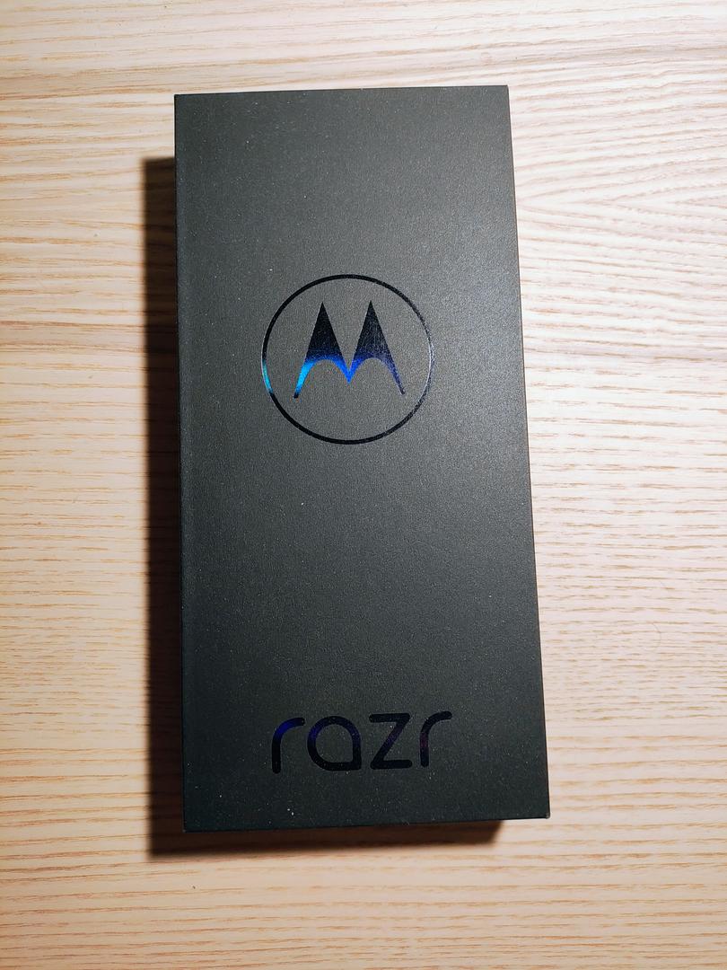 Motorola Razr (2023), color Cream