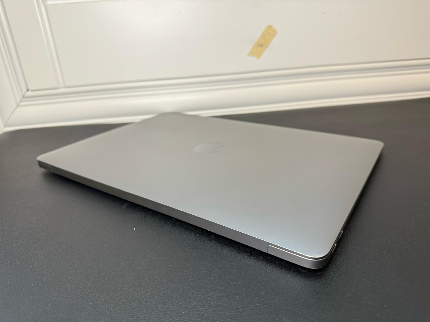 MacBook Air 2018 (A1932) 13インチ シルバー macbook-air-2018-13-04.png