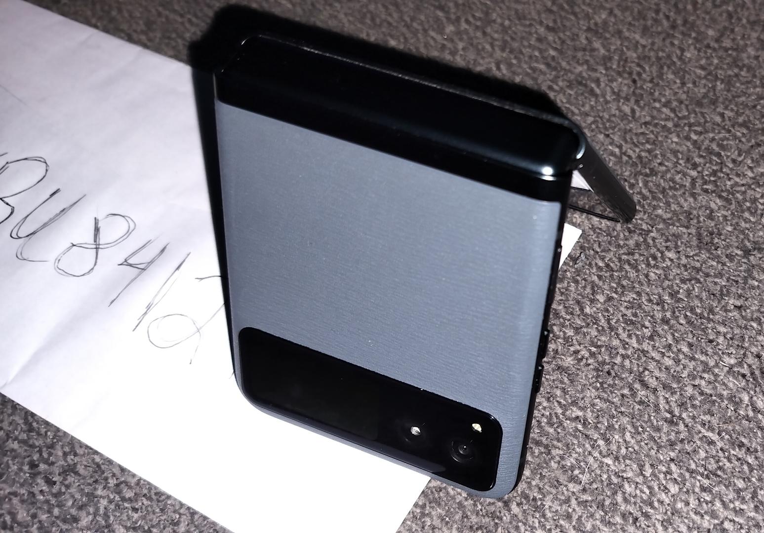 Motorola Razr (2023), color Sage