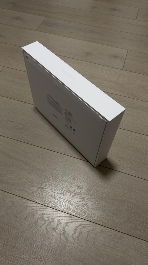 MacBook Pro Late 2023 (M3) - 16", color Silver