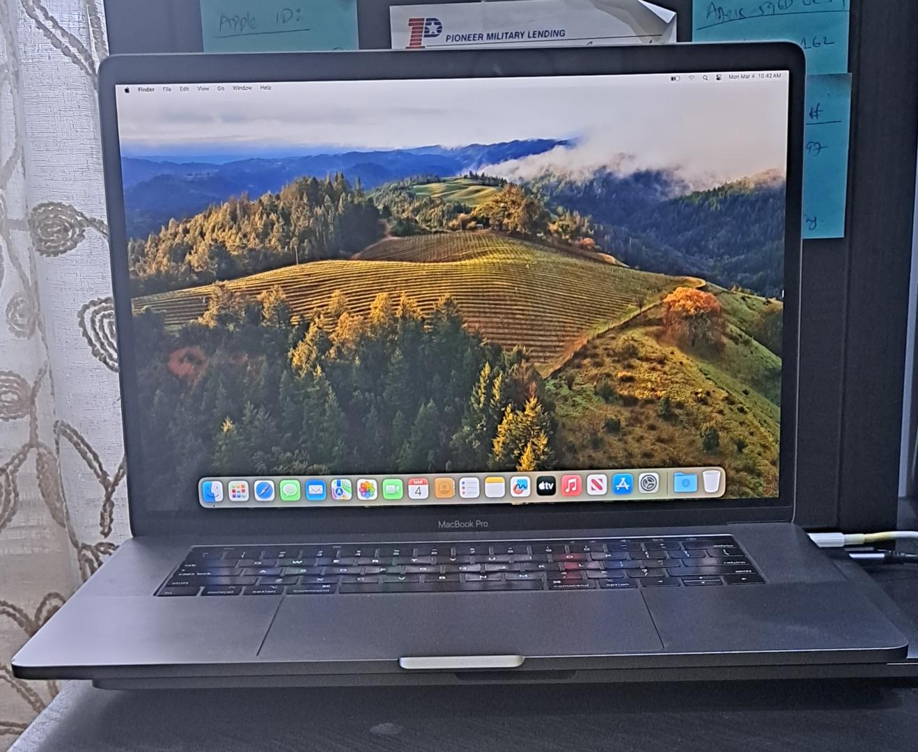 MacBook Pro 2019 - 15", color Silver