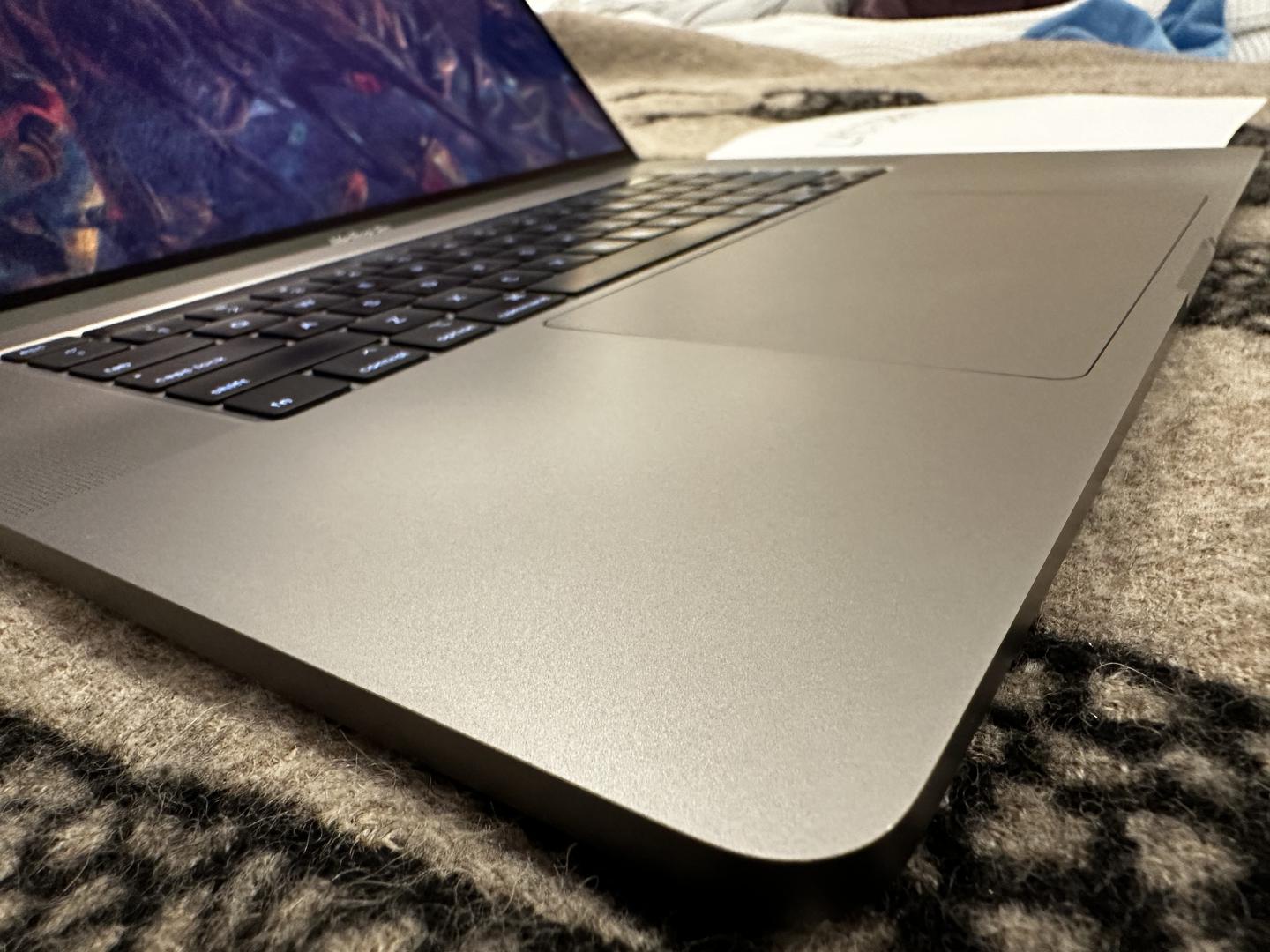 MacBook Pro 2019 - 16", color Gray