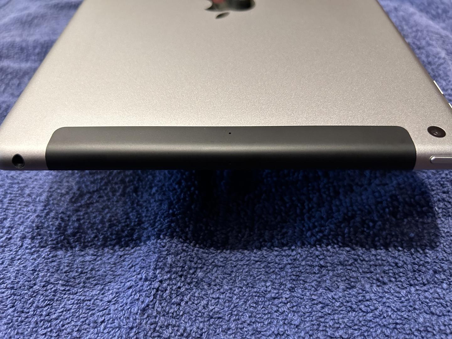 Apple iPad 6th Gen, color Gray