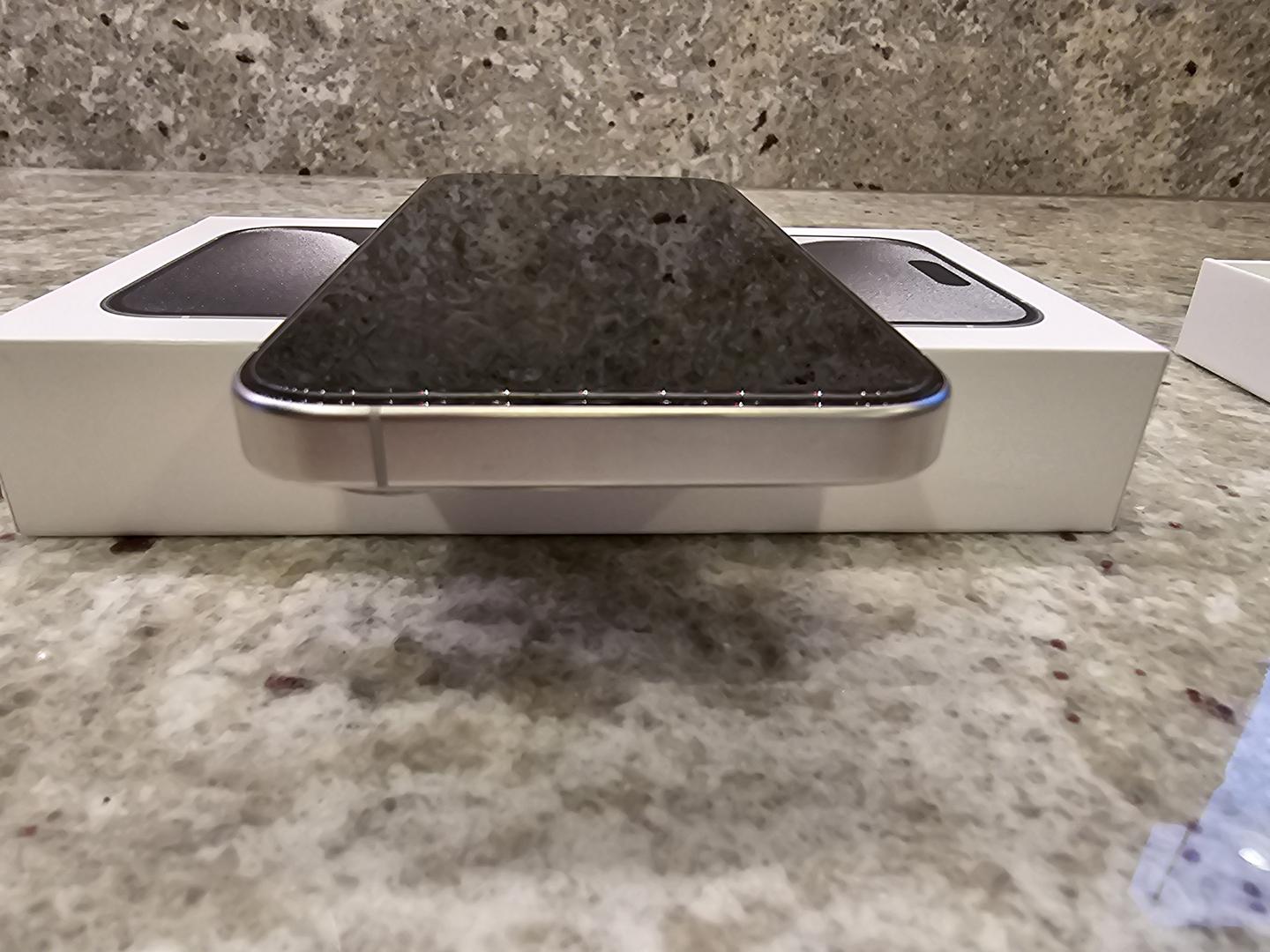 Apple iPhone 15 Pro, color White