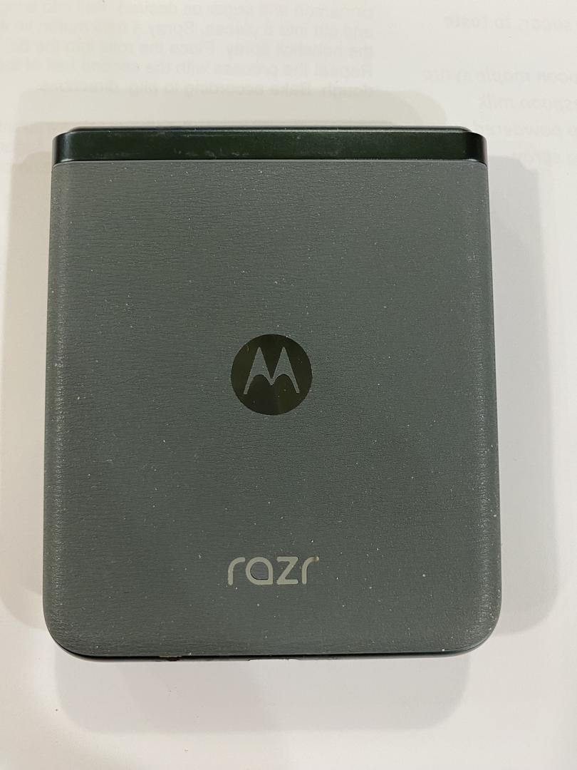 Motorola Razr (2023), color Sage