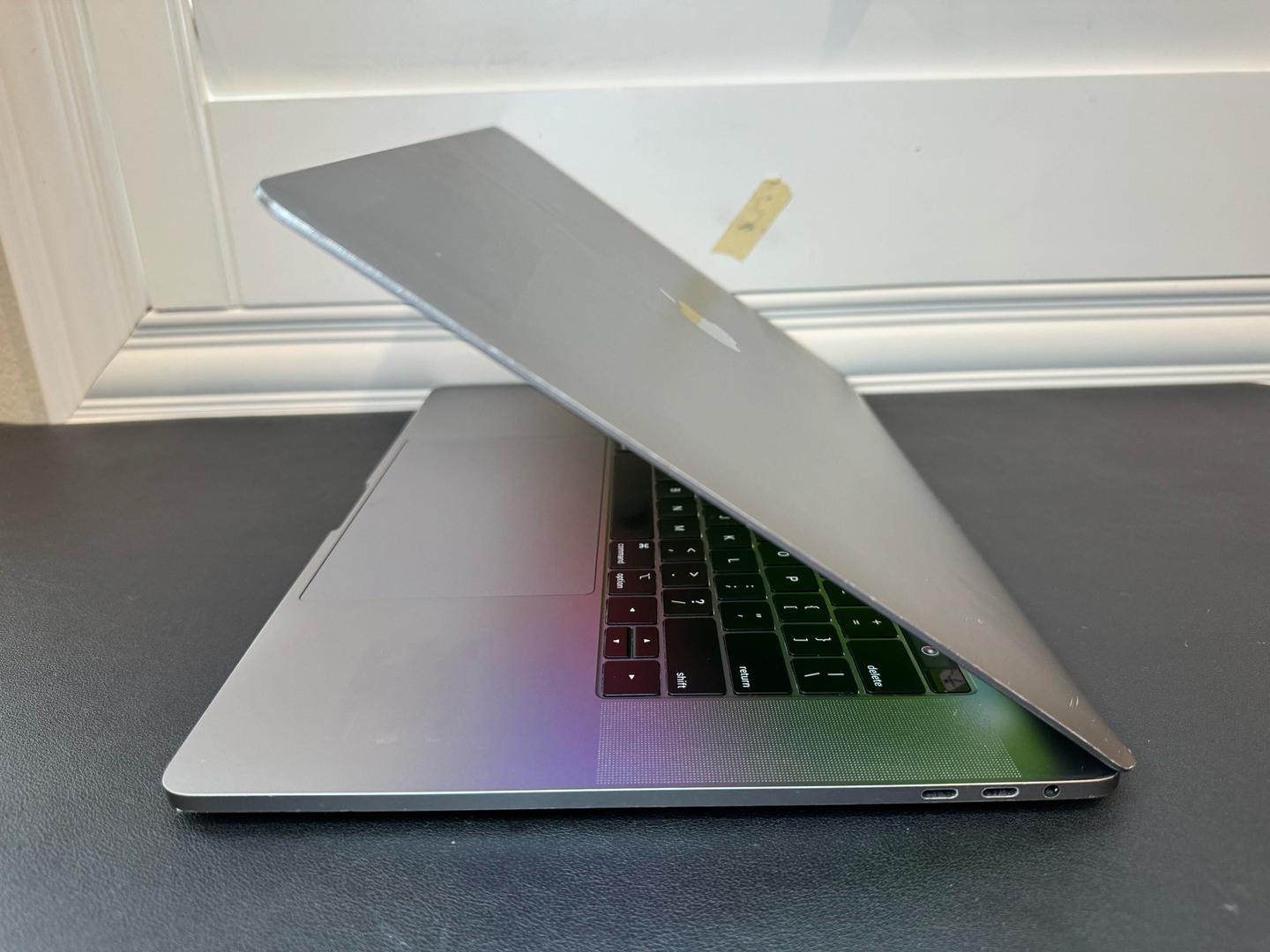 MacBook Pro 2019 - 15", color Gray