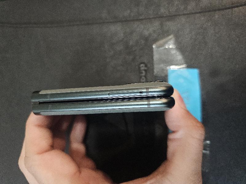 Motorola Razr (2023), color Sage