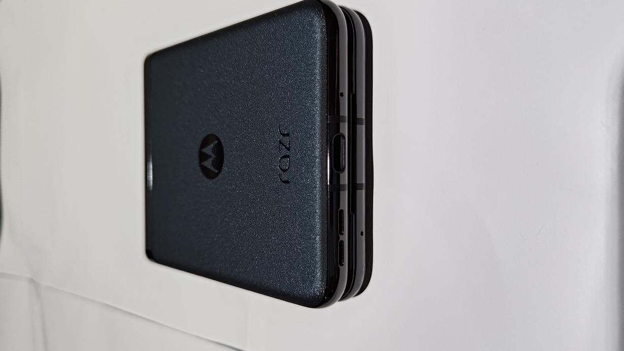 Motorola Razr (2023), color Sage